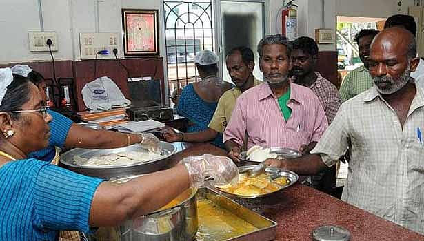 2 நாளில் 14,84,735 பேருக்கு உணவு : பெரும் மழையிலும் மக்கள் பசியாற்றிய அரசு!