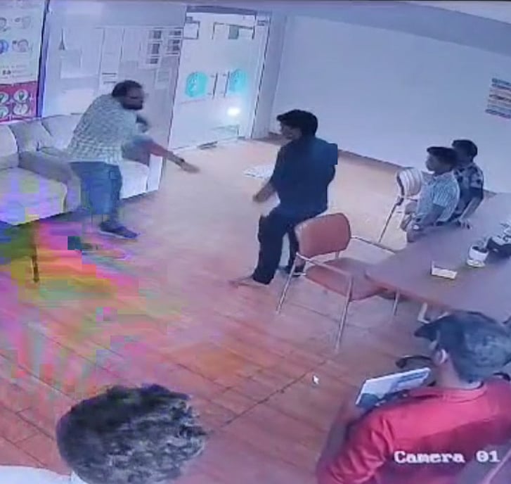 நெல்லையில் நீட் பயிற்சி மையத்தில் மாணவர்கள் மீது கொடூர தாக்குதல்... CCTV காட்சிகள் வெளியாகி அதிர்ச்சி !