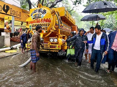 தண்ணீர் தேங்கிய இடங்களில் கூடுதல் கவனம் செலுத்த வேண்டும் - அதிகாரிகளுக்கு தமிழ்நாடு அரசு உத்தரவு !