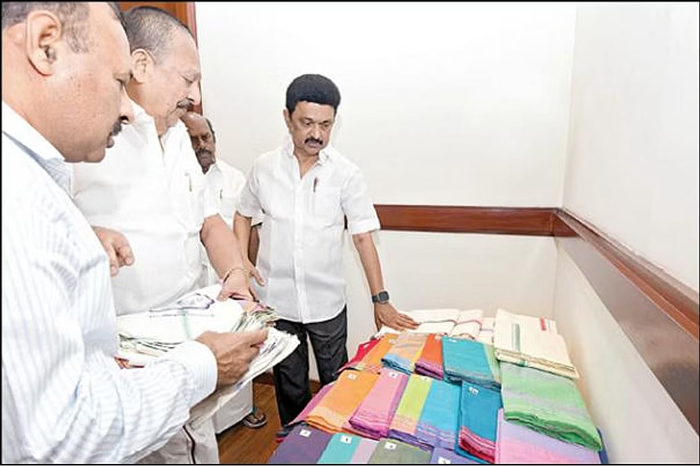 இலவச வேட்டி, சேலை வழங்கும் திட்டம் : பின்பற்ற வேண்டிய வழிகாட்டு நெறிமுறைகள் என்னென்ன?