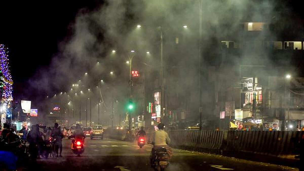 கோலாகலமாக கொண்டாடப்படும் தீபாவளி பண்டிகை : சென்னையில் மோசமடைந்த காற்று மாசு !