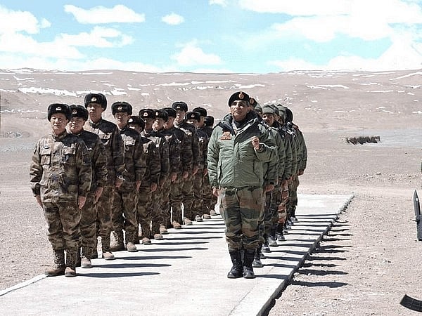 இந்தியா - சீனா எல்லையில் இனிப்பு பரிமாற்றம்!