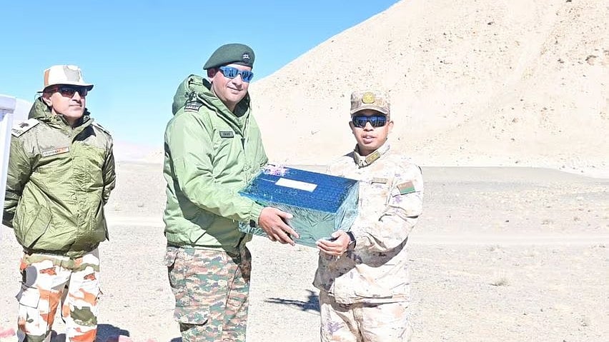 இந்தியா - சீனா எல்லையில் இனிப்பு பரிமாற்றம்!