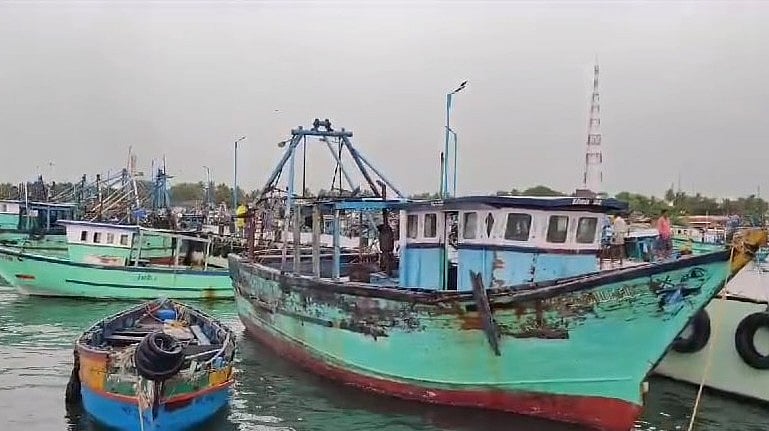 விசைப்படகுகள் ஒன்றுடன் ஒன்று மோதி சேதம்! : ராமேசுவரம் சூறைக்காற்று எதிரொலி!