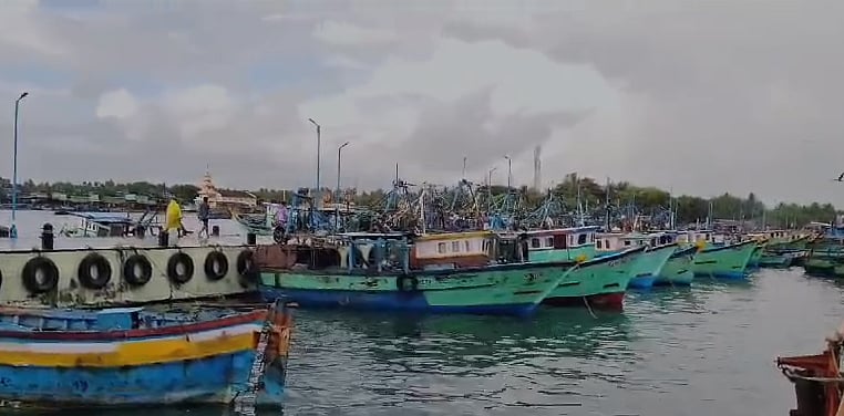 விசைப்படகுகள் ஒன்றுடன் ஒன்று மோதி சேதம்! : ராமேசுவரம் சூறைக்காற்று எதிரொலி!