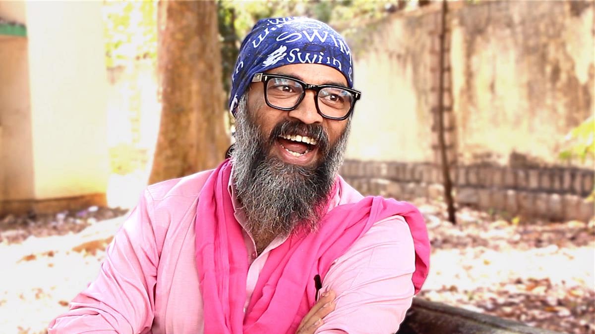 தூக்கில் தொங்கியவாறு அழுகிய நிலையில் மீட்கப்பட்ட இயக்குநர் உடல்... கன்னட திரையுலகை உலுக்கிய நிகழ்வு!