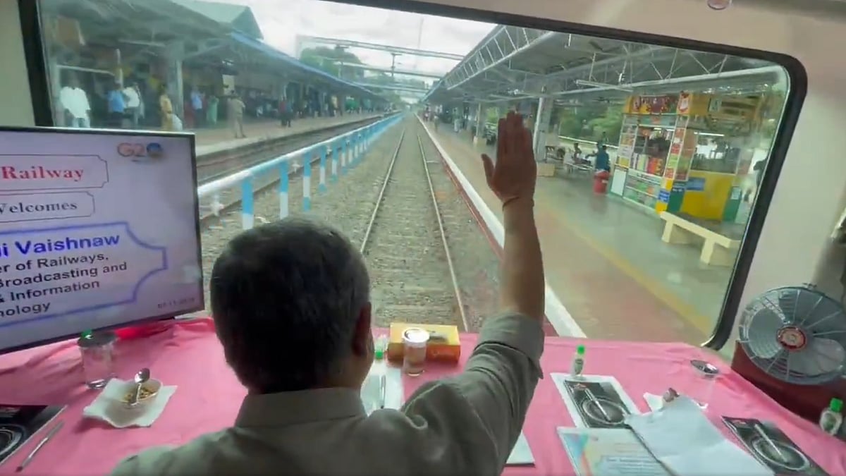 ‘ஆளில்லாத கடைக்கு டீ!’ : இல்லாத மக்களுக்கு, கையசைத்து நன்றி தெரிவித்த ஒன்றிய அமைச்சர் அஸ்வினி வைஷ்னவ்!