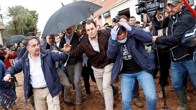 ஸ்பெயின் அரசர், அரசி மீது சேற்றை வீசிய பொதுமக்கள் : வீடியோ வெளியாகி அதிர்ச்சி... பின்னணி என்ன ? 