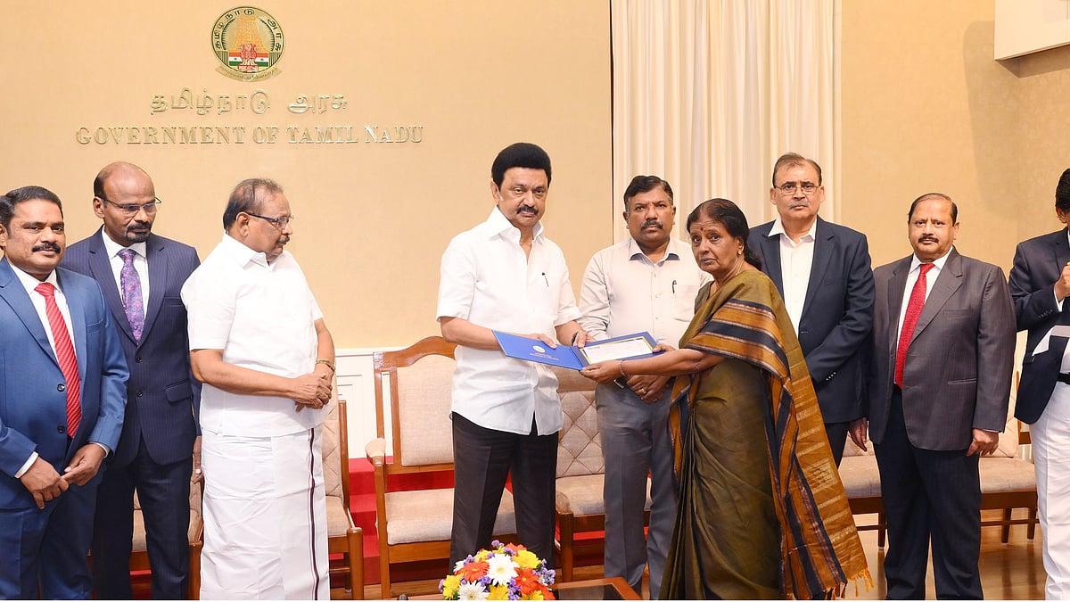 10 வழக்கறிஞர்களின் குடும்பத்தினருக்கு ரூ.1 கோடி நிதியுதவி! : முதலமைச்சர் மு.க. ஸ்டாலின் வழங்கினார்!