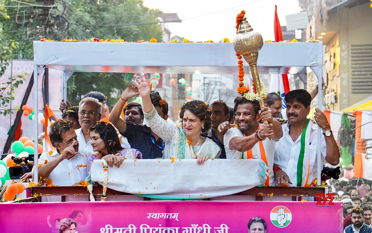 மகாராஷ்டிர தேர்தல் : RSS தலைமையகத்தில் Road Show நடத்திய பிரியங்கா காந்தி.. பொதுமக்கள் உற்சாக வரவேற்பு ! 