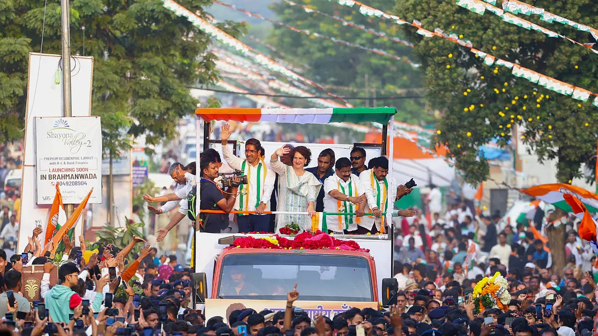 மகாராஷ்டிர தேர்தல் : RSS தலைமையகத்தில் Road Show நடத்திய பிரியங்கா காந்தி.. பொதுமக்கள் உற்சாக வரவேற்பு ! 