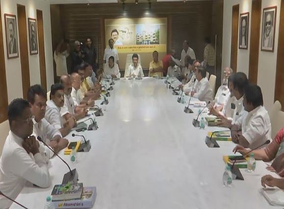 நாடாளுமன்ற குளிர்கால கூட்டத்தொடர் : திமுக எம்.பி-க்கள் கூட்டத்தில் நிறைவேற்றப்பட்ட தீர்மானங்கள் என்ன?