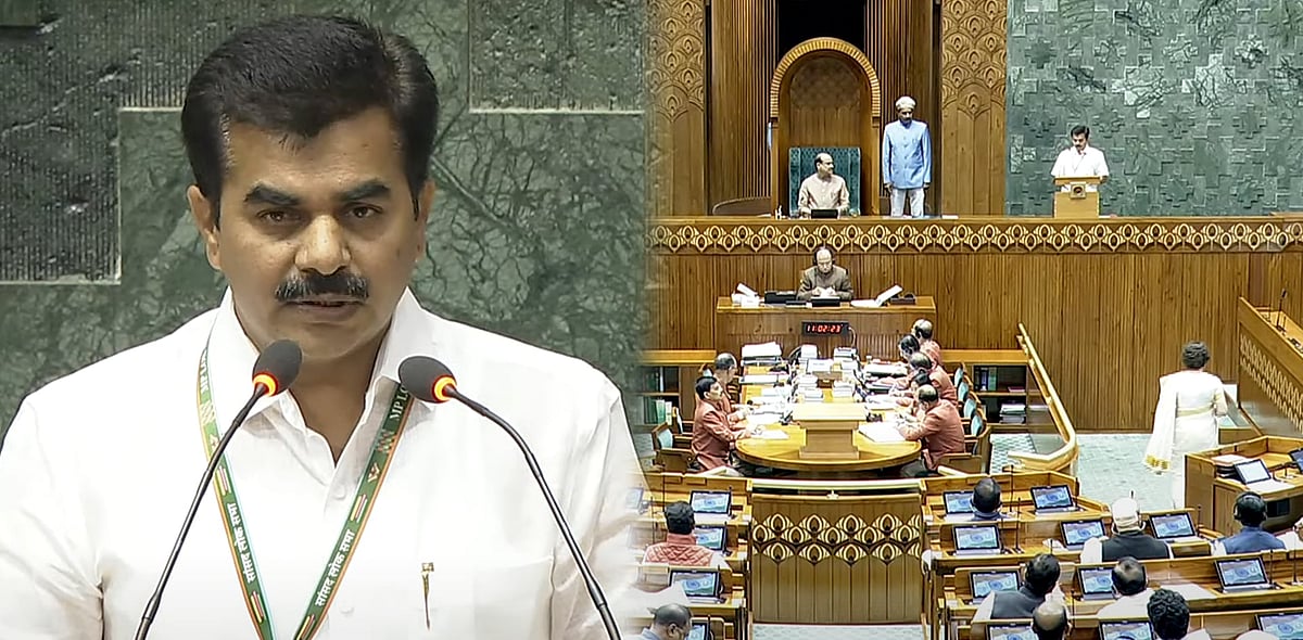 முதல் முறை எம்.பி... அரசியலமைப்பு புத்தகத்தோடு பதவியேற்றார் பிரியங்கா காந்தி!