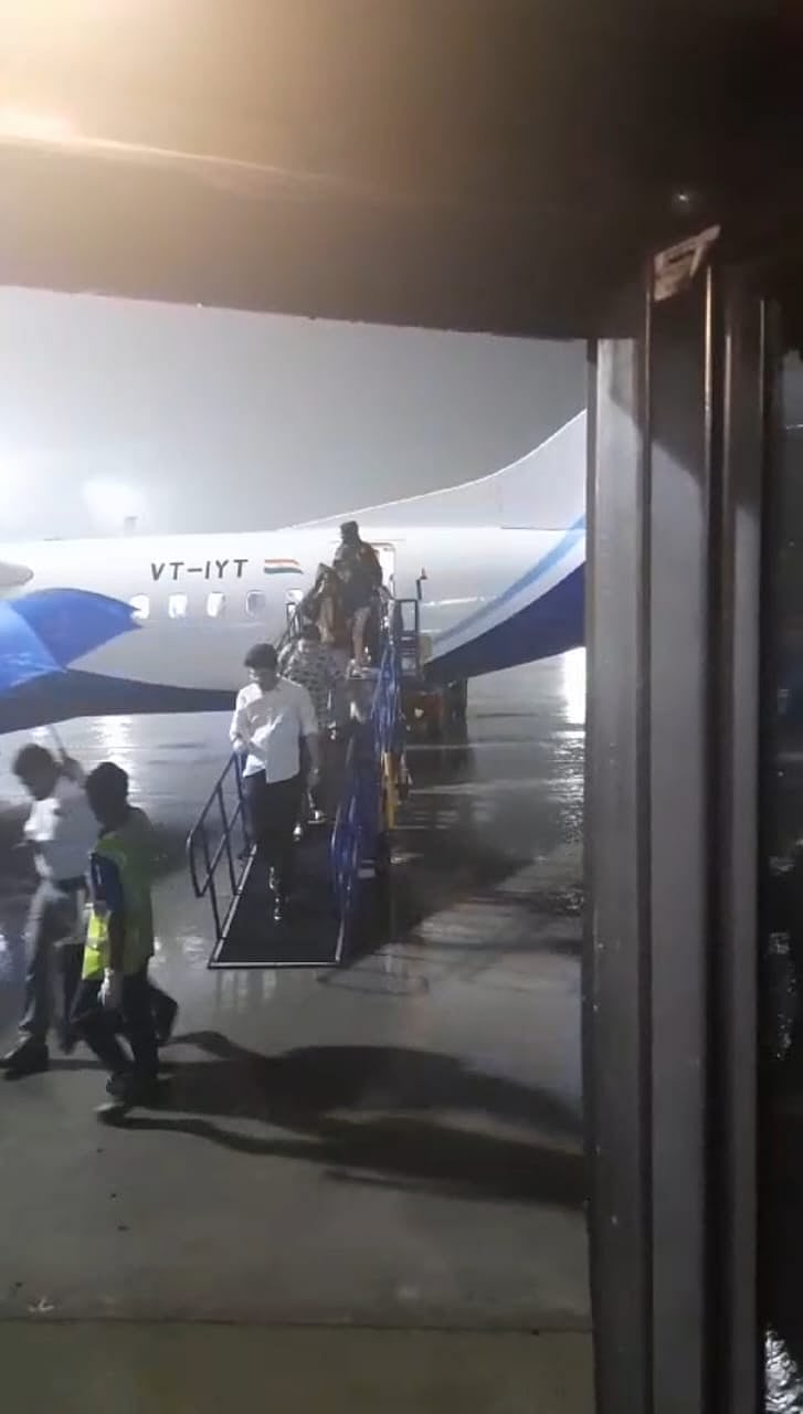 சென்னை விமான நிலையத்தில் பயணிகளுக்கு நேர்ந்த சோகம் : கொட்டும் மழையில் இறக்கிவிடப்பட்ட பயணிகள் ! 