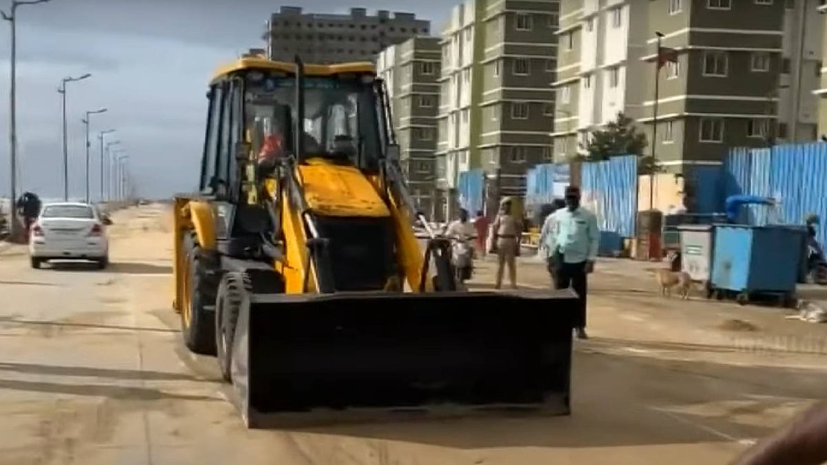 ஃபெஞ்சல் புயலால் மெரினா லூப் சாலையில் குவிந்த மணல்! : JCB கொண்டு அகற்றிய சென்னை மாநகராட்சி ஊழியர்கள்!