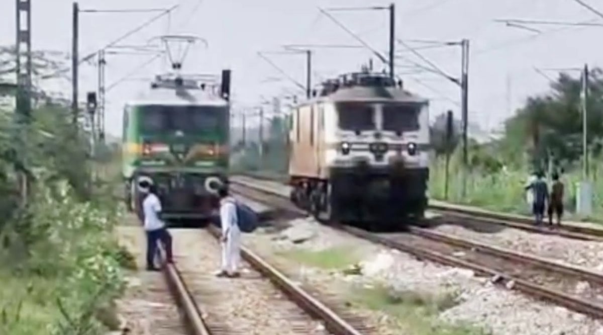 அரக்கோணம் ரயில் நிலையத்தில் ரயில் எஞ்சினில் தீ பொறி ஏற்பட்டு புகை : மோடி ஆட்சியில் சீரழிந்த ரயில்வே துறை!