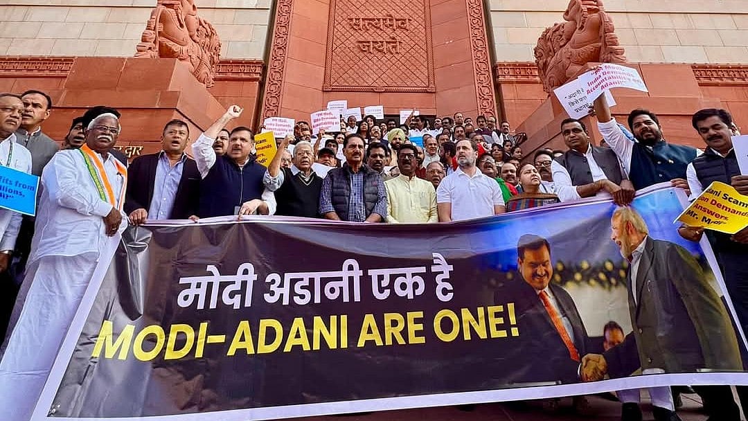 அதானி ஊழல் குறித்து விவாதிக்க மறுக்கும் ஒன்றிய அரசு! : நாடாளுமன்றத்தில் இந்தியா கூட்டணி ஆர்ப்பாட்டம்! 