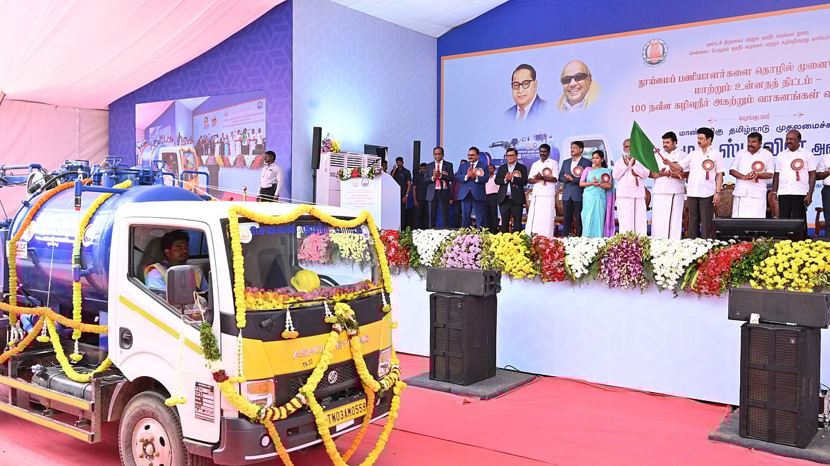 தொழில் முனைவோராக மாறும் தூய்மை பணியாளர்கள்: 100 நவீன கழிவுநீர் அகற்றும் வாகனங்களை வழங்கிய முதலமைச்சர் !