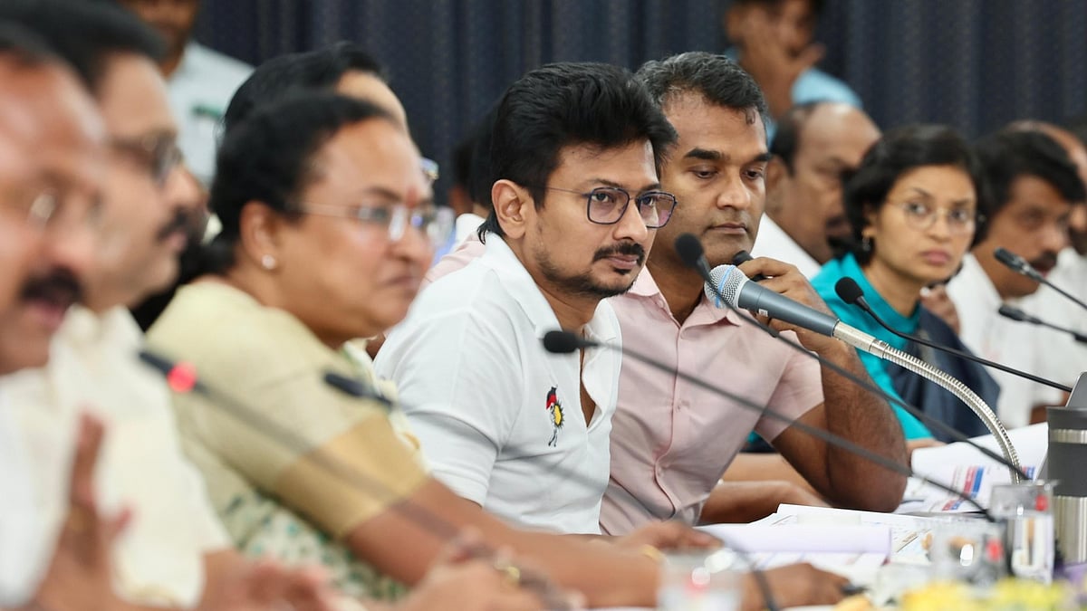 பொதுமக்களுக்காக சிறப்பாக சேவையாற்றிய அரசு அலுவலர்களுக்கு துணை முதலமைச்சர் உதயநிதி பாராட்டு !