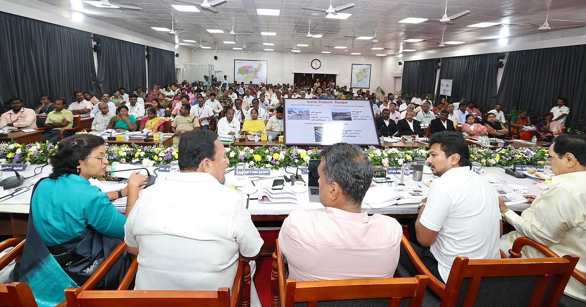 பொதுமக்களுக்காக சிறப்பாக சேவையாற்றிய அரசு அலுவலர்களுக்கு துணை முதலமைச்சர் உதயநிதி பாராட்டு !