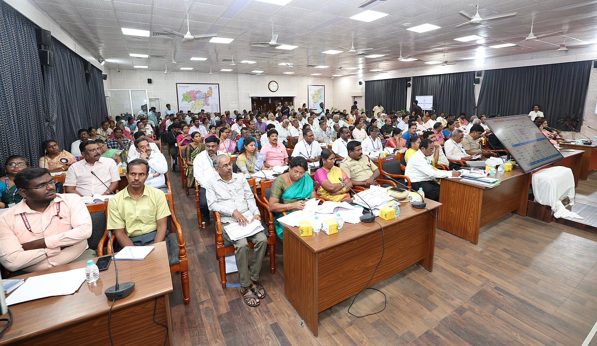 பொதுமக்களுக்காக சிறப்பாக சேவையாற்றிய அரசு அலுவலர்களுக்கு துணை முதலமைச்சர் உதயநிதி பாராட்டு !