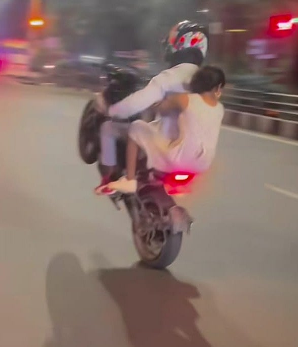 சென்னையில் நடுரோட்டில் காதலியுடன் பைக் சாகசம் : கார் ஓட்டுநராக பணிபுரியும் வாலிபர் அதிரடி கைது ! 