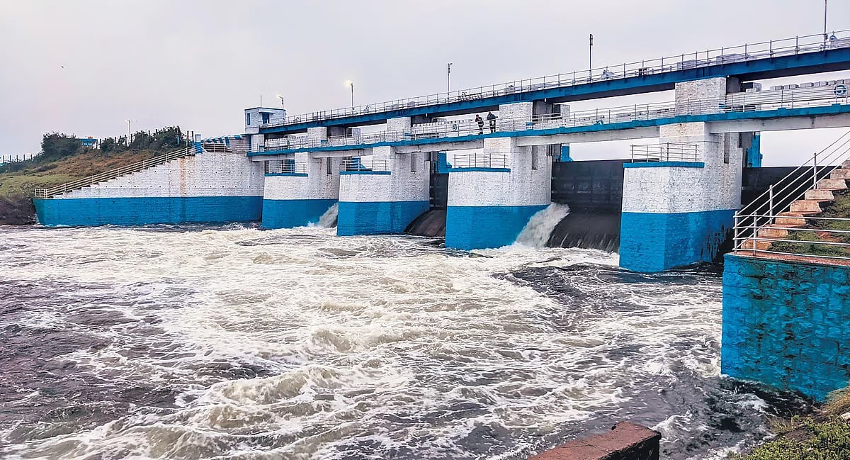 செம்பரம்பாக்கம் ஏரியில் இருந்து விநாடிக்கு 6,000 கன அடி நீர் வெளியேற்றம் : நீர்வளத்துறை எச்சரிக்கை !