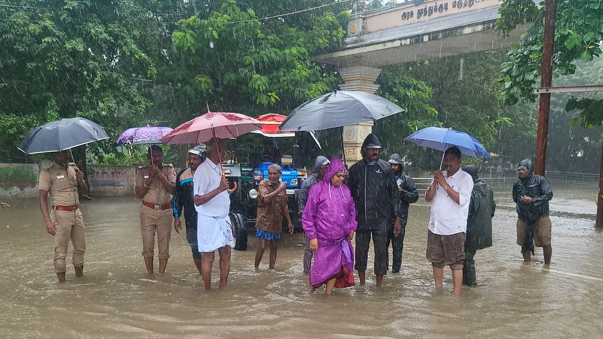 இடைவிடாத நிவாரணப்பணி : கொட்டும் மழையில் அமைச்சர் கீதா ஜீவன் ஆய்வு!