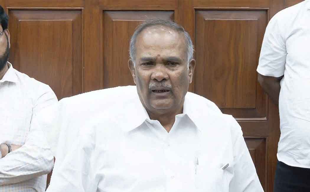 ”நாடு எங்கே செல்கிறது? கோட்சேவை தியாகி என பாஜக MP நாடாளுமன்றத்திலேயே சொல்கிறார்” - அப்பாவு வேதனை !