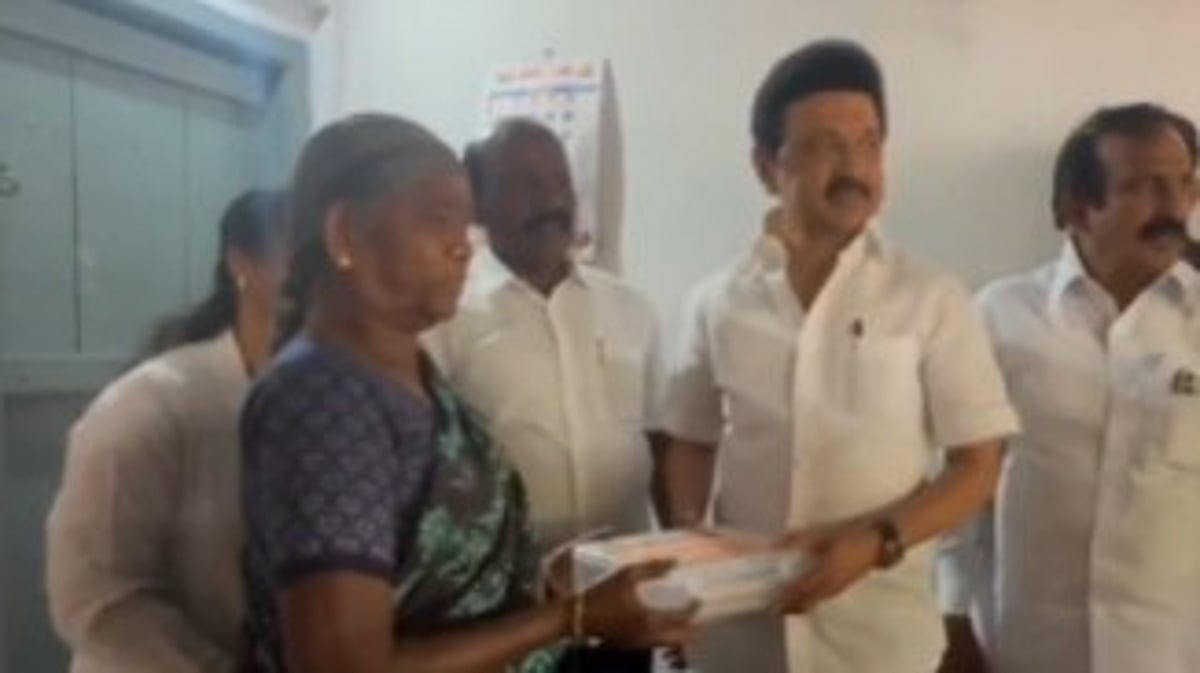 மக்களைத் தேடி மருத்துவம் திட்டம் : 2 கோடியாவது பயனாளிக்கு மருத்துவப் பெட்டகம் வழங்கிய முதலமைச்சர்! 