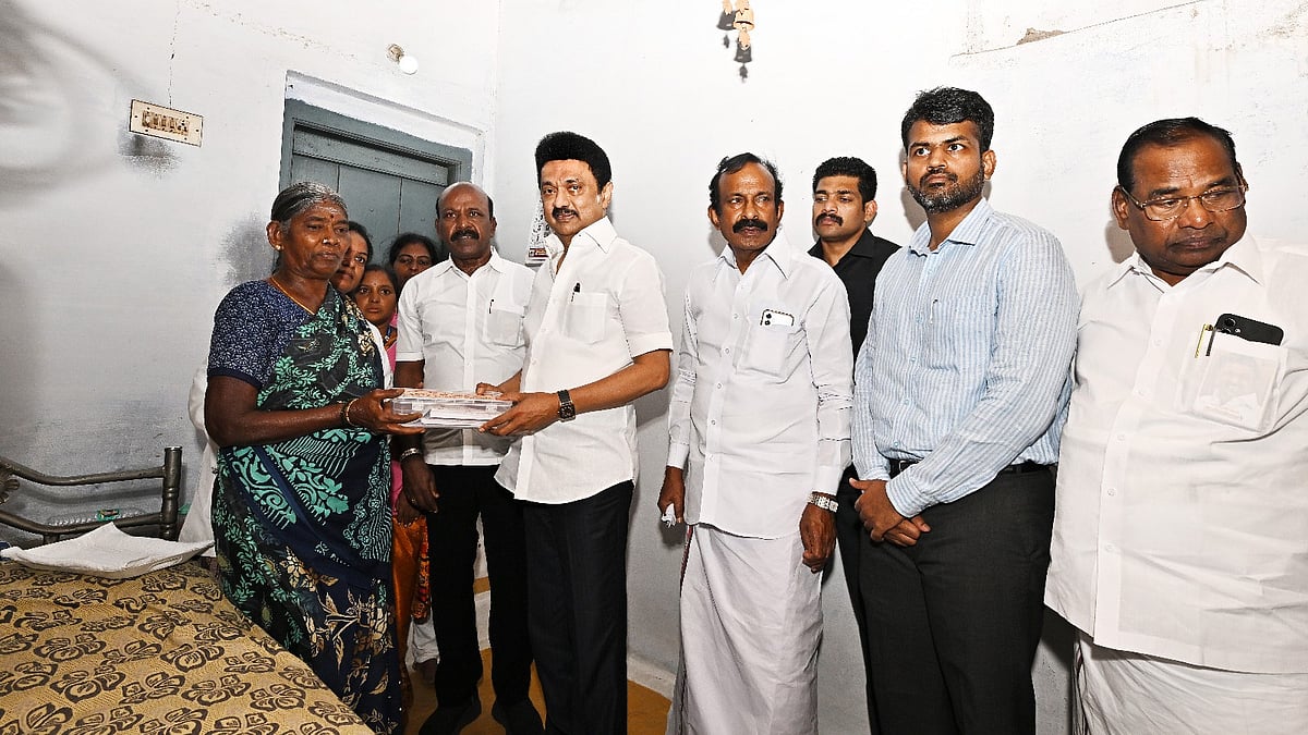 மக்களைத் தேடி மருத்துவம் திட்டம் : 2 கோடியாவது பயனாளிக்கு மருத்துவப் பெட்டகம் வழங்கிய முதலமைச்சர்! 