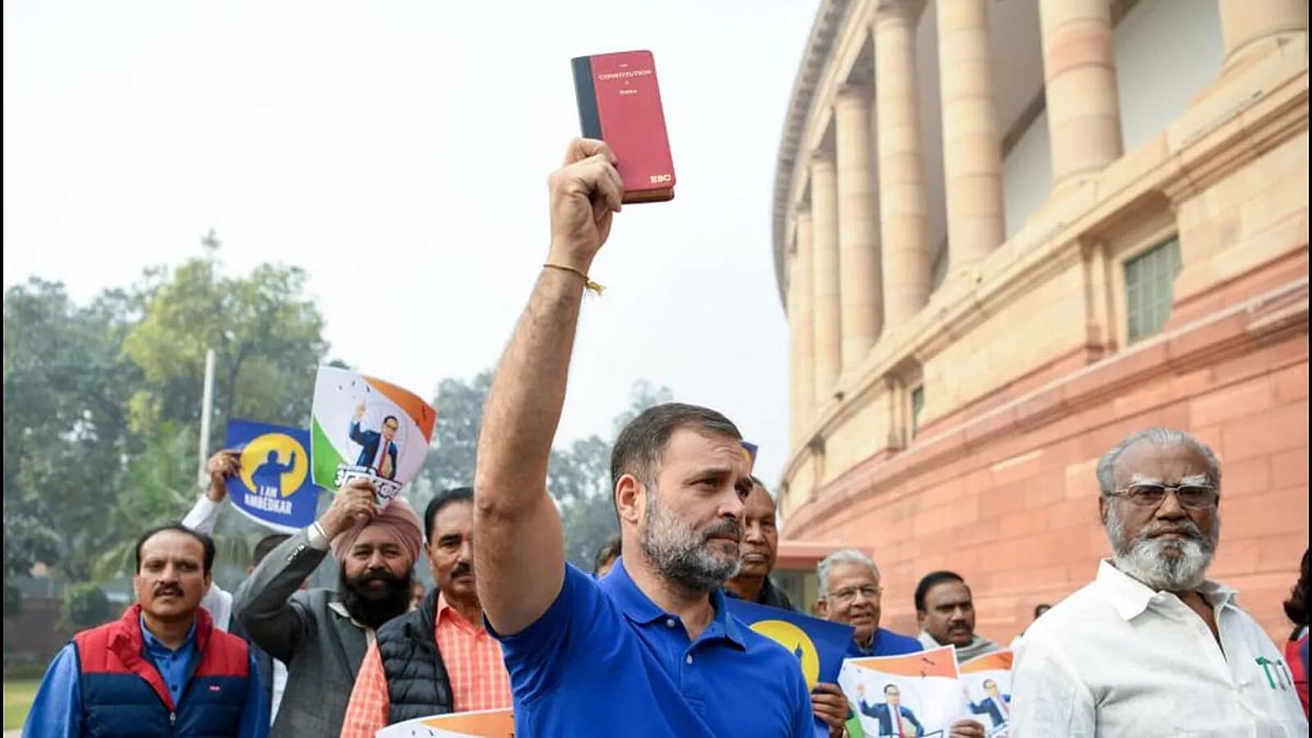 அரசியலமைப்பை சாட்சியாக வைத்து திருமணம்... பாஜக ஆளும் மாநிலத்தில் கவனம் ஈர்த்த மணமக்கள் !