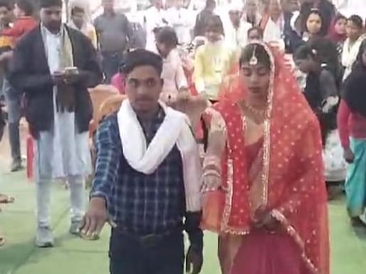 அரசியலமைப்பை சாட்சியாக வைத்து திருமணம்... பாஜக ஆளும் மாநிலத்தில் கவனம் ஈர்த்த மணமக்கள் !