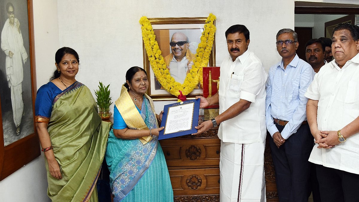 கட்டணமின்றி நாட்டுடைமையாக்கப்பட்ட கலைஞரின் நூல்கள்... அரசாணையை வழங்கினார் அமைச்சர் சாமிநாதன் ! 