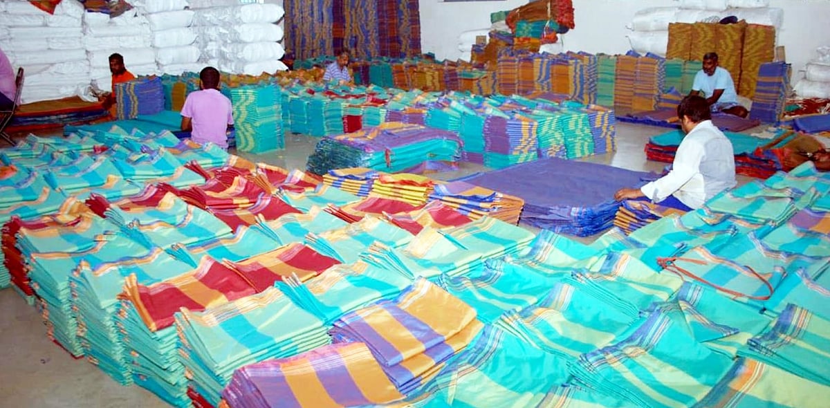 பொங்கல் விலையில்லா வேட்டி, சேலை: ஜன. 10-க்குள் ரேஷன் கடைகளுக்கு அனுப்ப வேண்டும் - கைத்தறித்துறை உத்தரவு!