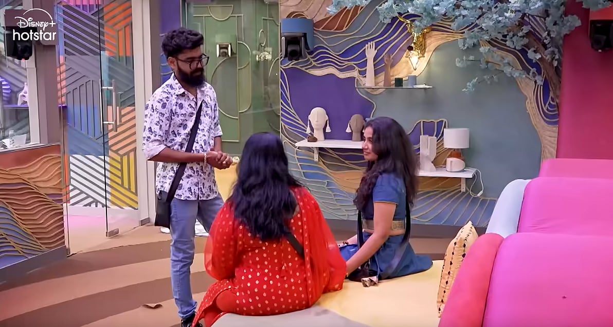 BB 8 Freeze task: ஒரு பக்கம் emotional, மற்றொரு பக்கம் குடும்பத்தினர் advice; விசாரிக்கும் விஜய் சேதுபதி!