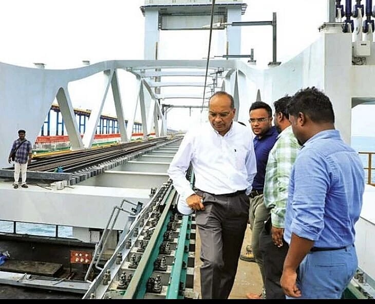 பாம்பன் பாலம் : “கடல்மீது அமைக்கப்பட்டுள்ள இந்தியாவின் முதல் செங்குத்து தூக்குபாலம்” - திறப்புக்கு தயார்!