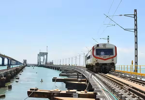 பாம்பன் பாலம் : “கடல்மீது அமைக்கப்பட்டுள்ள இந்தியாவின் முதல் செங்குத்து தூக்குபாலம்” - திறப்புக்கு தயார்!