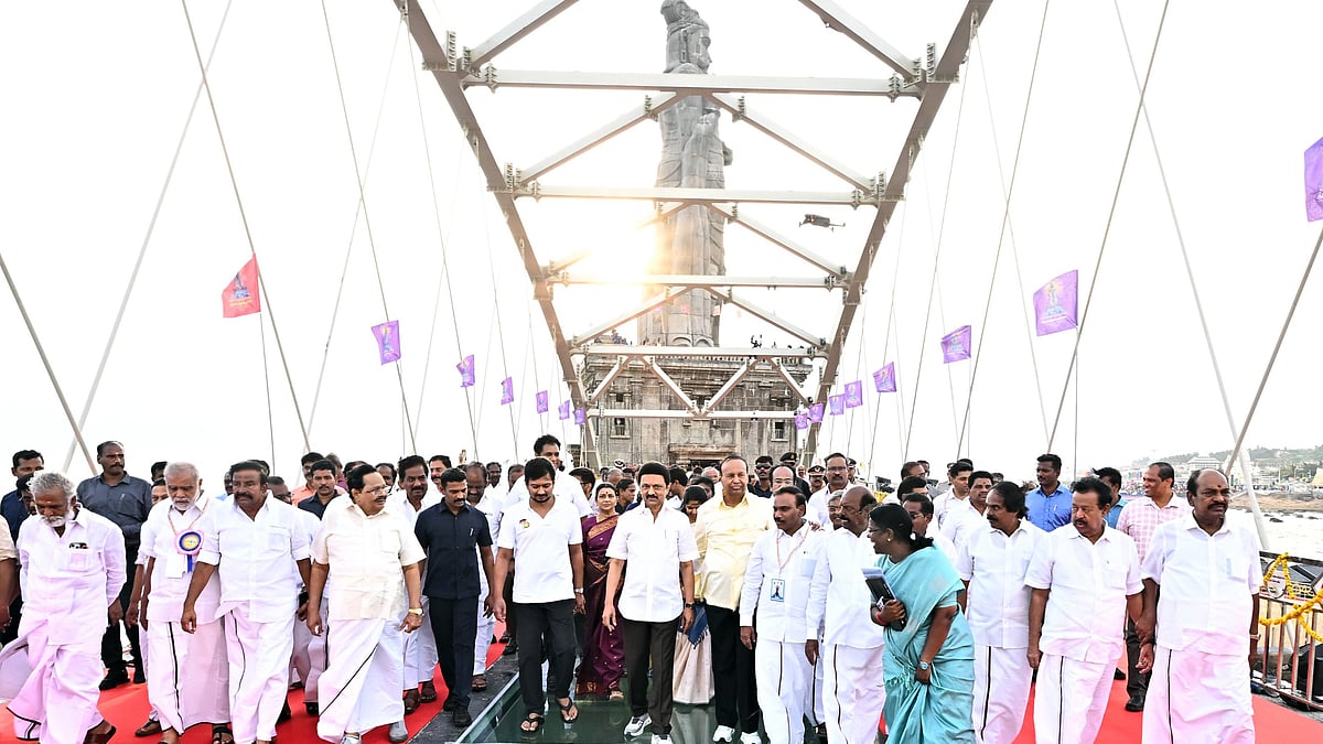 வள்ளுவர் வெள்ளி விழா ஆண்டு: கன்னியாகுமரியில் கடலுக்கு நடுவே கண்ணாடி பாலத்தை திறந்து வைத்தார் முதலமைச்சர்!