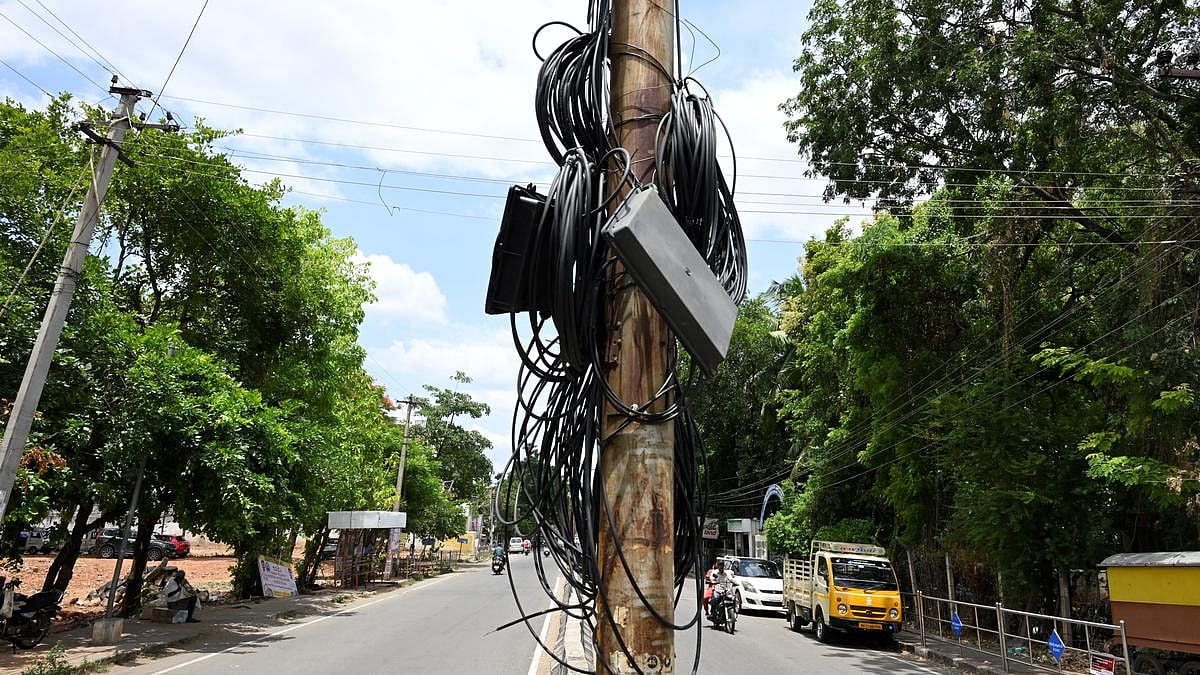 சென்னையில் ஒழுங்கற்ற முறையில் நடப்படும் கம்பங்களுக்கு முற்றுப்புள்ளி : மாநகராட்சி அதிரடி முடிவு !