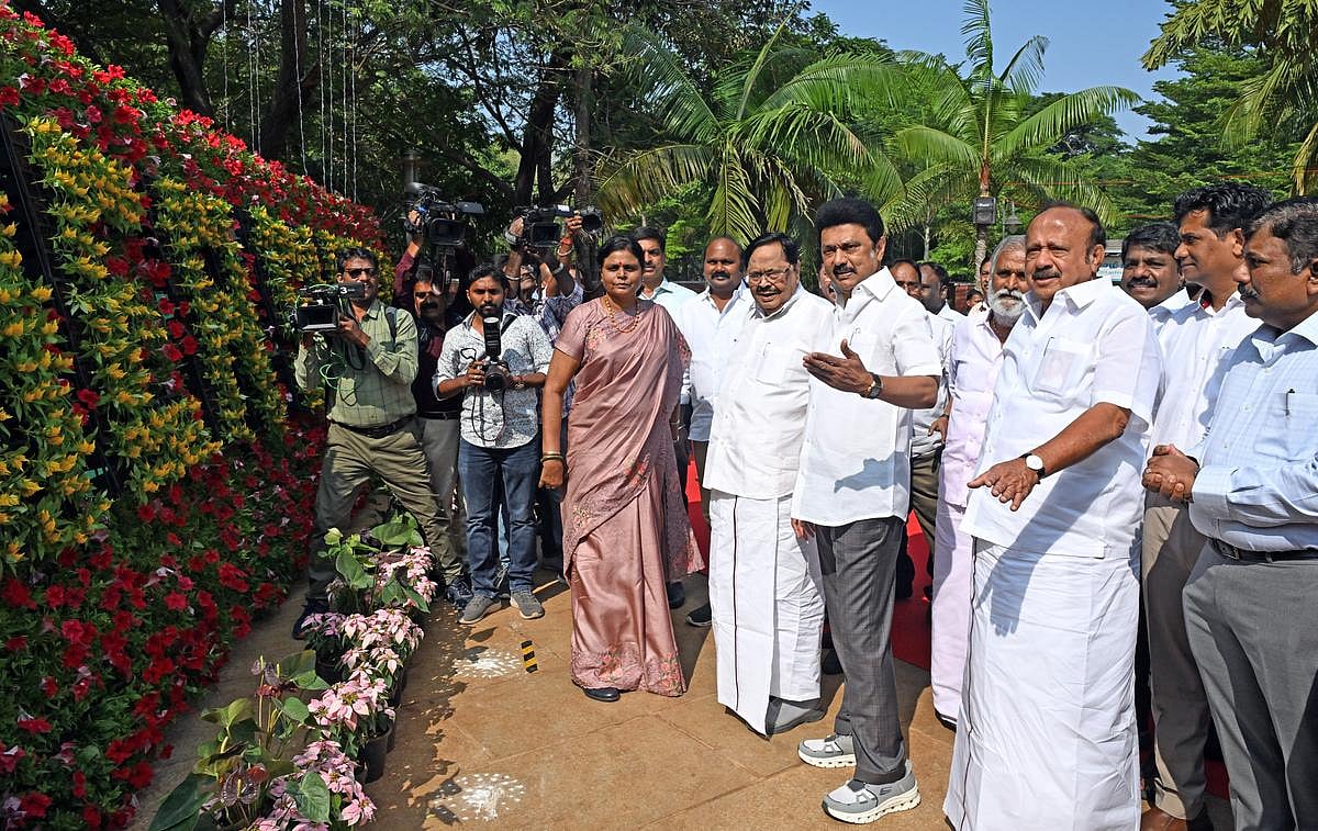 சென்னை செம்மொழி பூங்காவில் மலர் கண்காட்சி : பொதுமக்கள் உற்சாக வரவேற்பு !