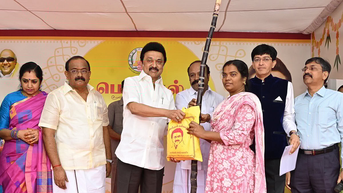 முதலமைச்சரின் பொங்கல் பரிசு : முழு கரும்புடன் பொங்கல் தொகுப்பு விநியோகம் தொடக்கம்!