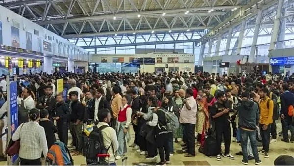 கடத்தலுக்கு உதவிய அதிகாரிகள்.. மாறுவேடத்தில் கூண்டோடு தூக்கிய விஜிலென்ஸ் தனிப்படை: விமான நிலையத்தில் பரபர