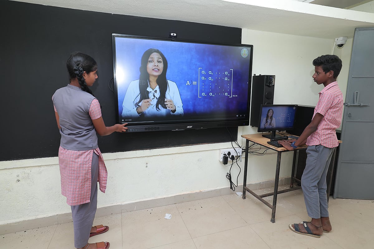 அரசுப் பள்ளிகளில் 7 மாதங்களில் 22,931 ஸ்மார்ட் போர்டுகள்... பள்ளிக்கல்வித்துறை புதிய சாதனை!