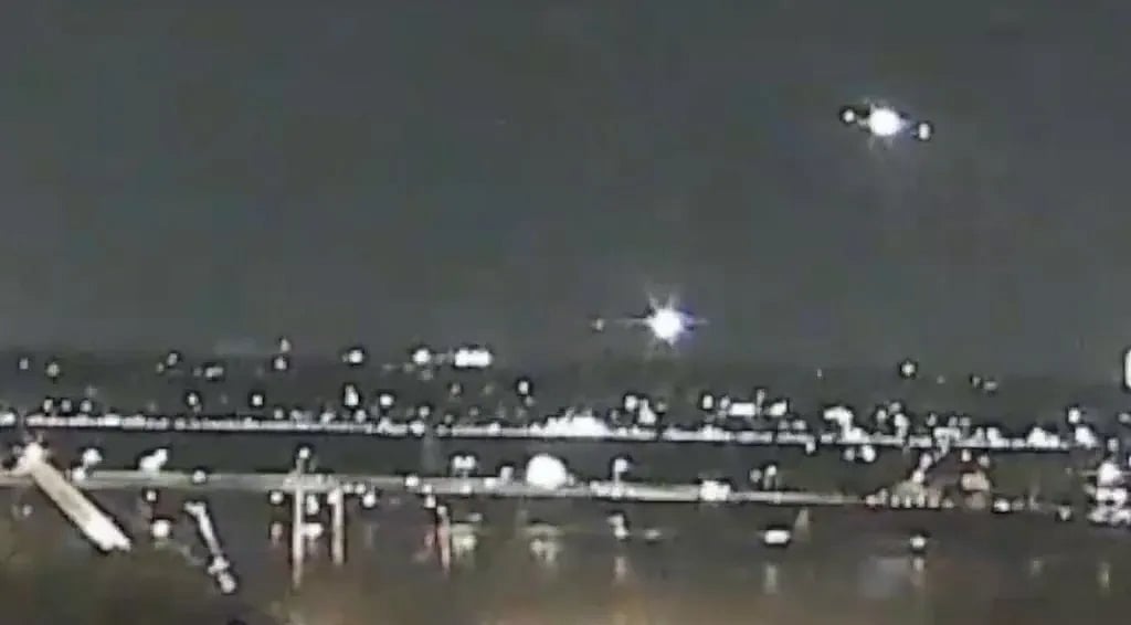 அமெரிக்காவில் நேருக்கு நேர் மோதிக்கொண்ட பயணிகள் விமானம் - ராணுவ ஹெலிகாப்டர்... 60 பேரின் நிலை என்ன ? 