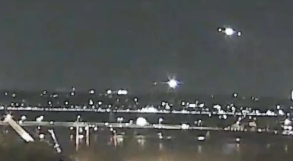 அமெரிக்காவில் நேருக்கு நேர் மோதிக்கொண்ட பயணிகள் விமானம் - ராணுவ ஹெலிகாப்டர்... 60 பேரின் நிலை என்ன ? 