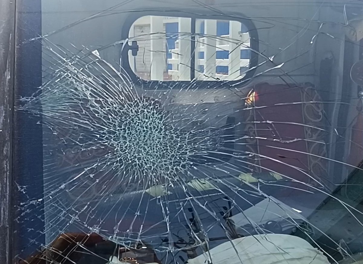 வழிவிடாததால் ஆத்திரம்... வாகன ஓட்டுநர் மீது தாக்குதல்... ஈரோடு நாம் தமிழர் கட்சியினர் கைது!