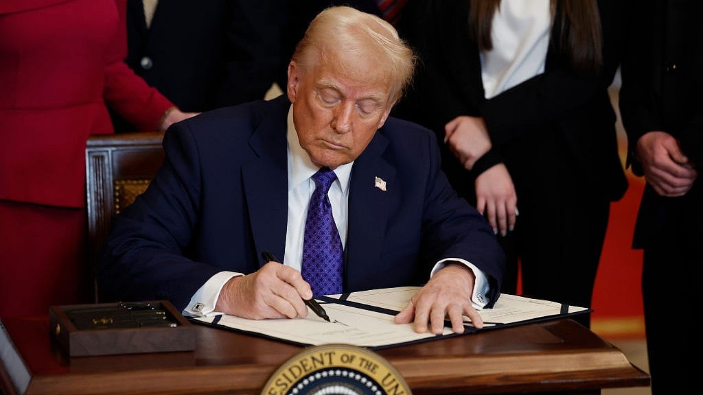 மெக்ஸிகோ, கனடாவில் இருந்து இறக்குமதியாகும் பொருள்களுக்கு 25 % வரி : ஒத்திவைத்த டிரம்ப்... பின்னணி என்ன ?