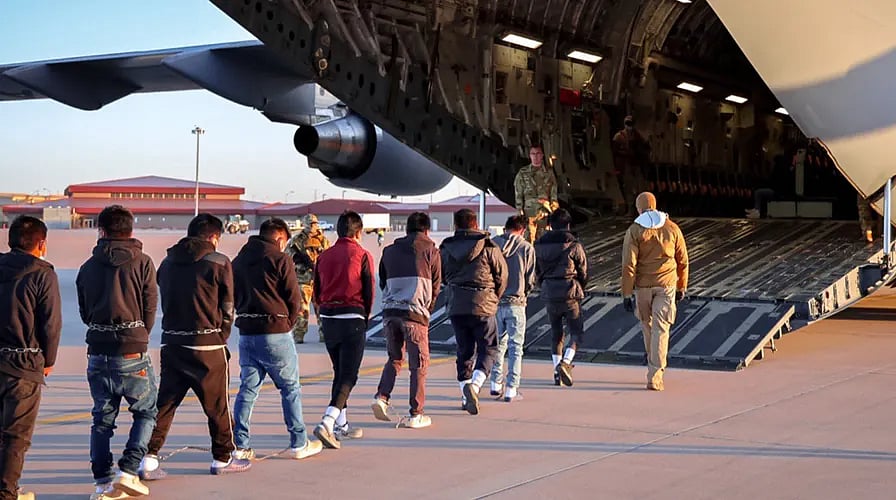 இந்தியர்களை அவமதித்த மோடி அரசு! : விலங்குகளோடு வந்தவர்களை காவல் வாகனத்தில் ஏற்றிய கொடுமை!