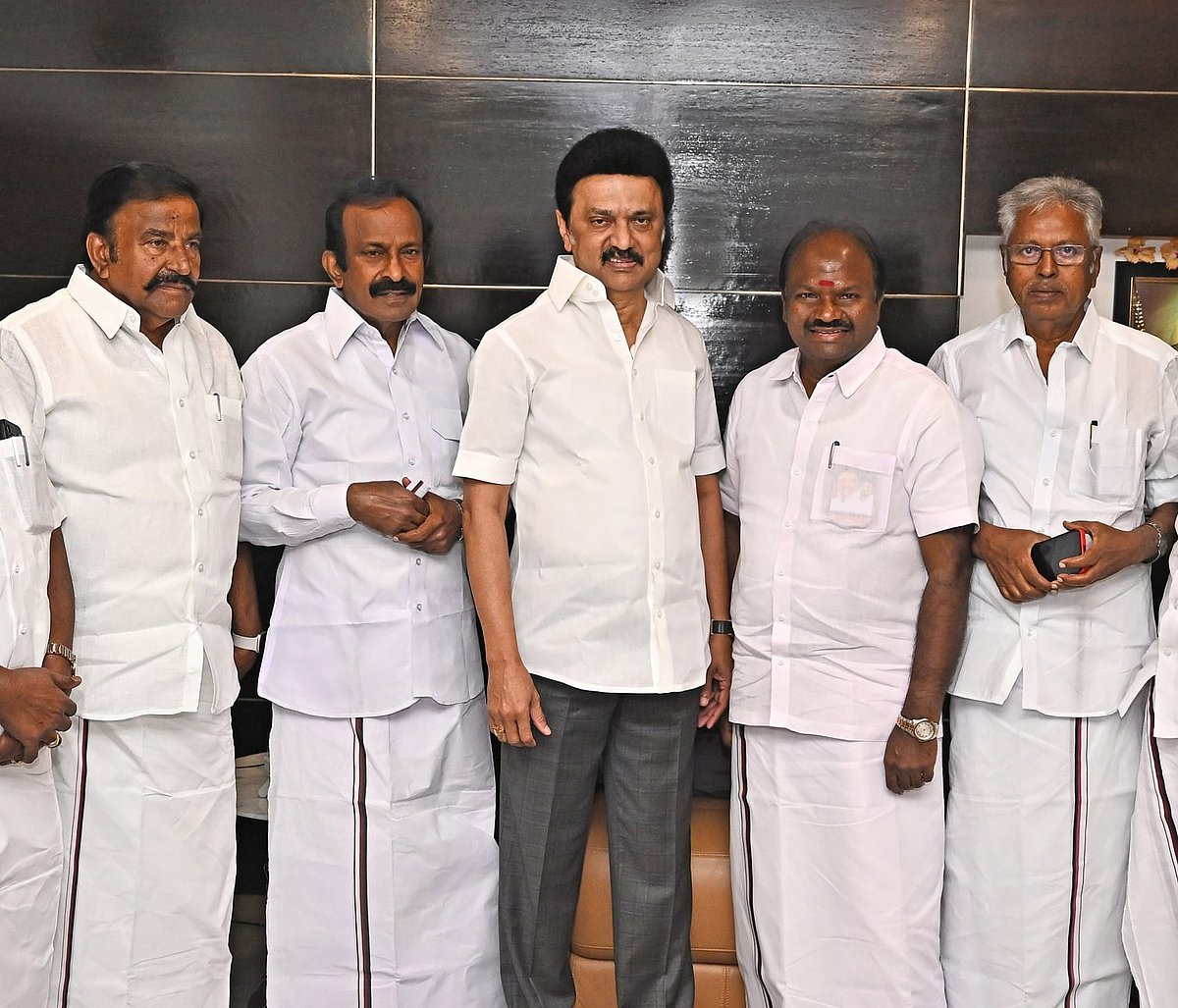 தமிழ்நாடு முழுவதும் கண்டனப் பொதுக்கூட்டங்கள் : கழக இளைஞரணி நிறைவேற்றிய 12 தீர்மானங்கள் விவரம் உள்ளே!